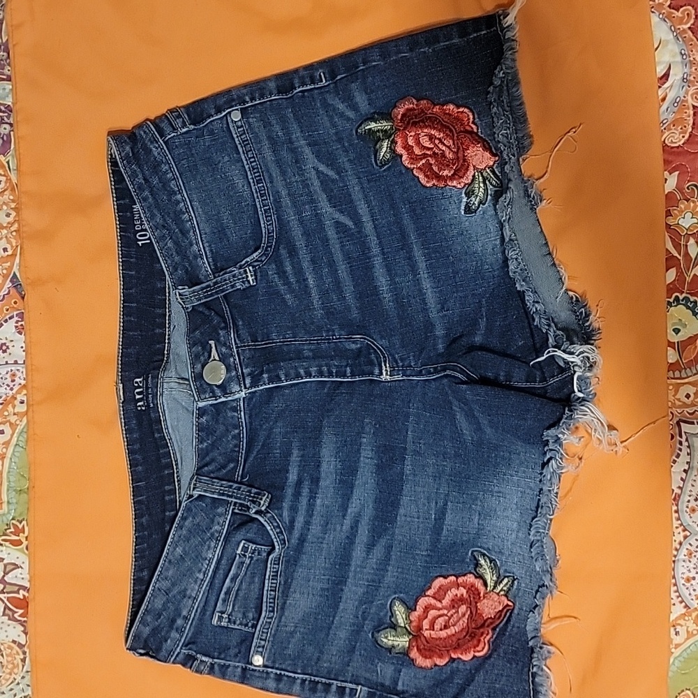 a.n.a Denim Shorts with Red Rose Embroidery Size 10 - Picture 2 of 7